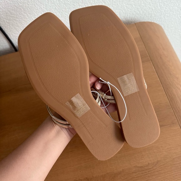 NEW Azalea Wang Stetson Gold Sandals 7 - Picture 3 of 4